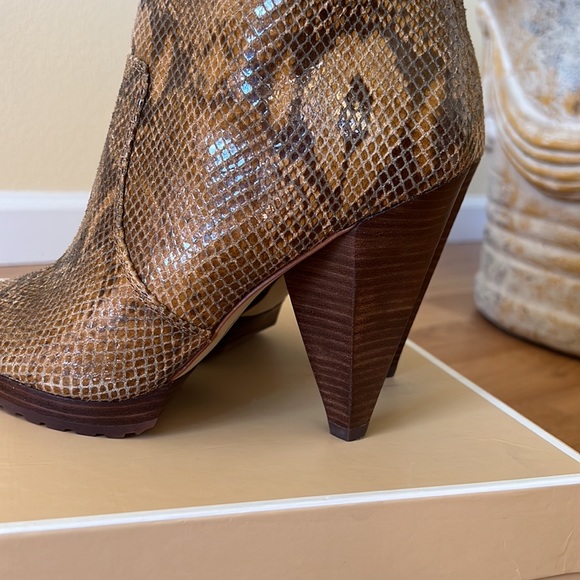 Michael Kors Codie toe out Boot - Picture 8 of 10